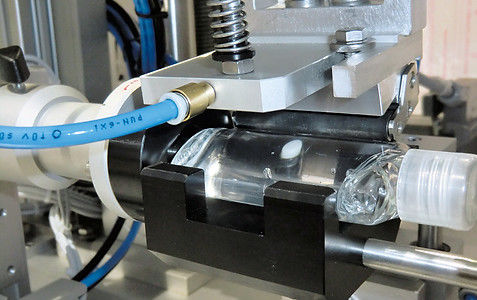 瓶子贴标签机 - TNC-F - b+b Automations- und Steuerungstechnik GmbH - 半自动
