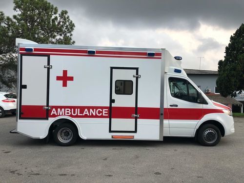 隔间式救护车 - eos ambulance - 4担架 / 氧气治疗