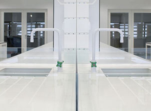 带水槽工作台 - POLYPROPYLENE - LABORIAL SOLUÇÕES PARA LABORATÓRIO, S.A. - 模块化