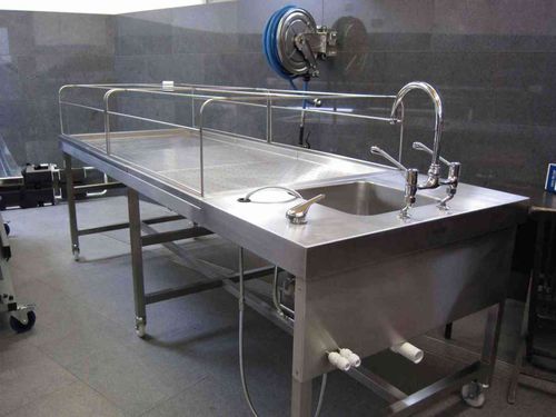 工作桌 - Ghusl - Kenyon - 尸体清洗 / 长方形 / 滑轮