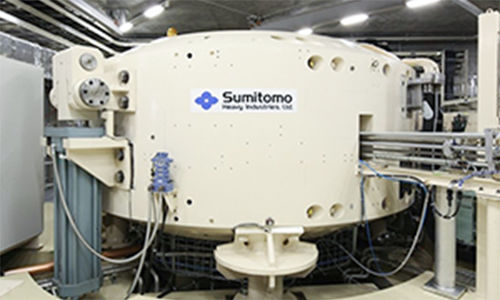 质子治疗回旋加速器带机器人定位台